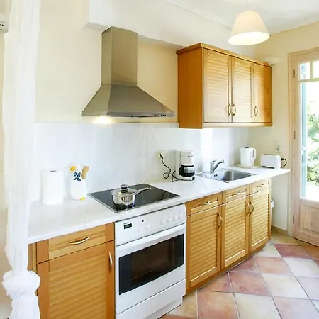 Katouna Sleeps 5 With Pool Air Con And Wifi Lijá